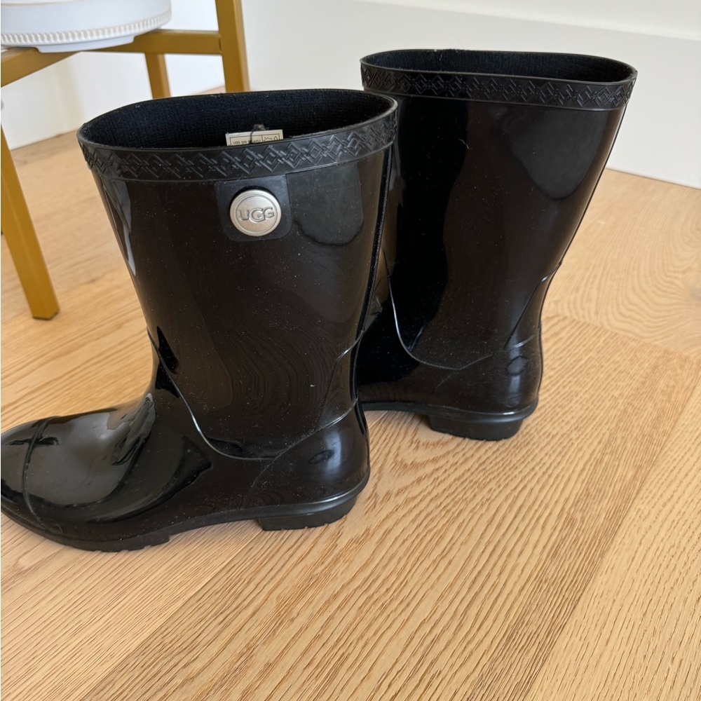 Barely worn Ugg rain boots